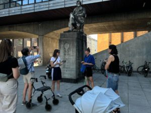 Eine Stadt für Jede*n. Wo fangen wir an? Die Teilnehmerinnen des Spaziergangs nehmen neue Perspektiven auf den öffentlichen Raum ein.