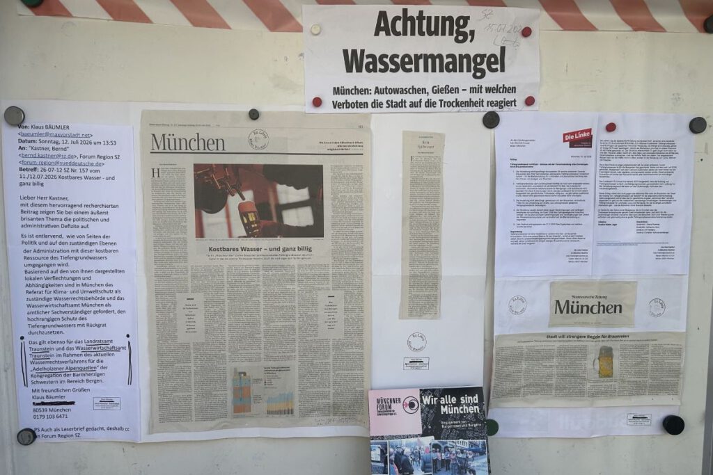 Schaukasten mit Materialsammlung zum Thema Wassermangel