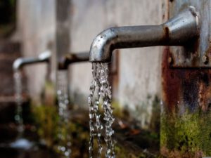 Wasser sparen reicht nicht: Münchens Wasserversorgung als langfristige Aufgabe Wasserhahn