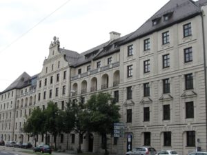Autobahndirektion Südbayern in der Maxvorstadt: Verscherbelt der Freistaat Bayern das nächste Filetstück in bester Lage? Seidlstraße 7-9-11