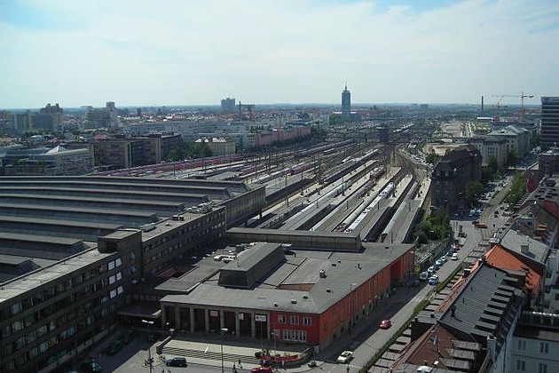 Luftaufnahme des Hauptbahnhofs und Starnberger Flügelbahnhofs 2020