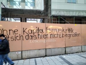 René Benko – Glanz versprochen, Ruinen geliefert Graffitti: "Ohne Kapitalismuskritik lässt sich das hier nicht begreifen"