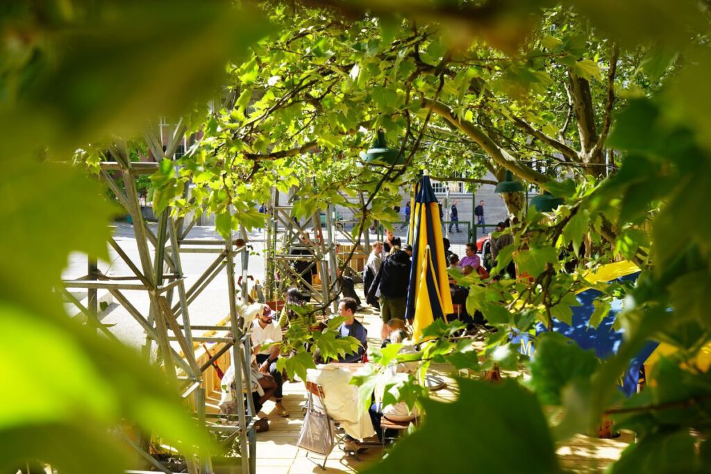 Das Buchberg bringt Gastronomie, Aufenthalt und Kultur auf den Karl-Stützel-Platz. Der Ort wurde aus alten Skiliftstützen gebaut.