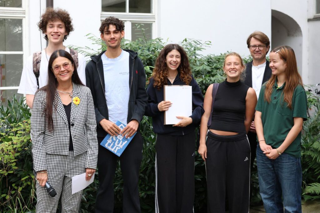1. Platz: „Staying cool - Hitzemanagement in der Innenstadt und am Theresien-Gymnasium“, Der Preis wurde überreicht von Stadtbaurätin Elisabeth Merk und Stadtschulrat Florian Kraus.