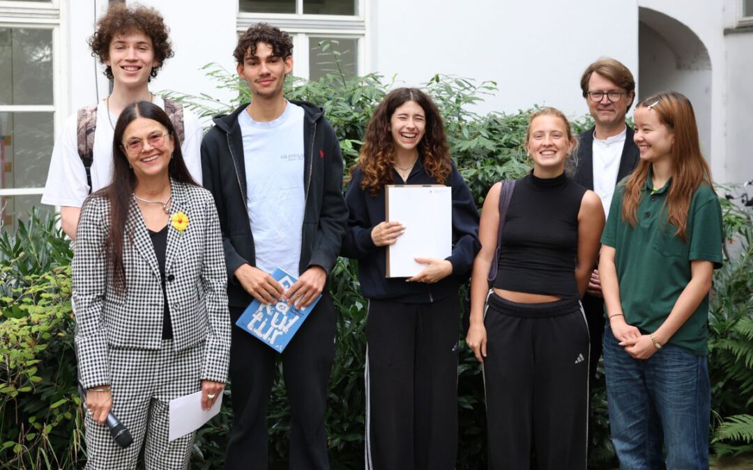1. Platz: „Staying cool - Hitzemanagement in der Innenstadt und am Theresien-Gymnasium“, Der Preis wurde überreicht von Stadtbaurätin Elisabeth Merk und Stadtschulrat Florian Kraus.
