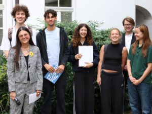 1. Platz: „Staying cool - Hitzemanagement in der Innenstadt und am Theresien-Gymnasium“, Der Preis wurde überreicht von Stadtbaurätin Elisabeth Merk und Stadtschulrat Florian Kraus.