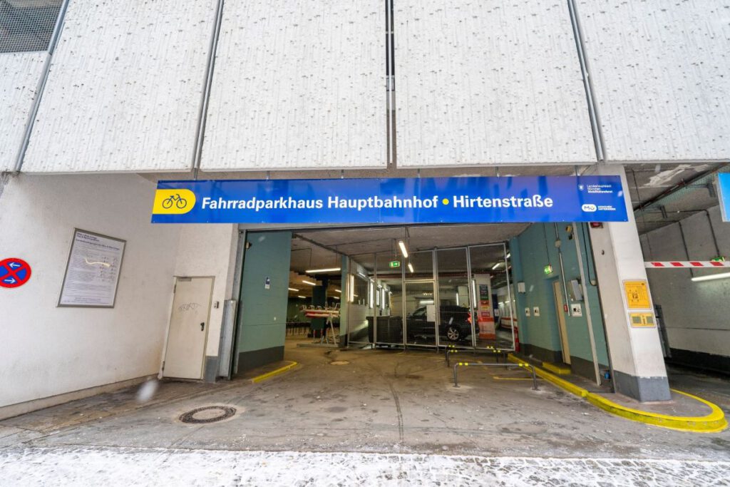 Wer das eigene Fahrrad am Hauptbahnhof abstellen möchte, findet im neuen Parkhaus an der Hirtenstraße ausreichend Platz.
