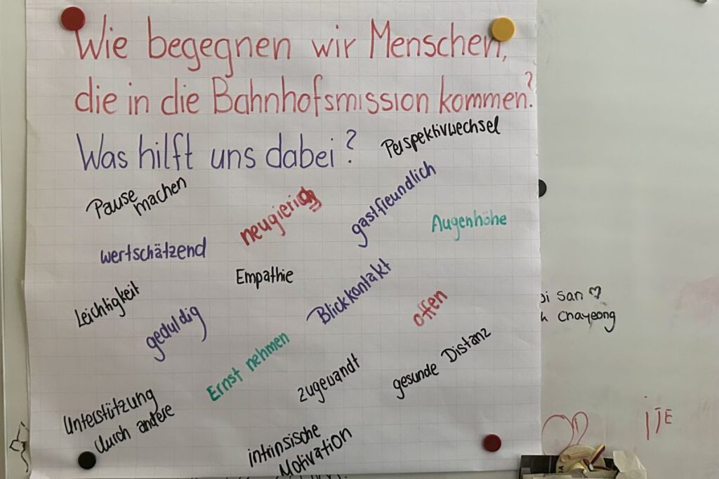 Aushang im Büro der Bahnhofsmission